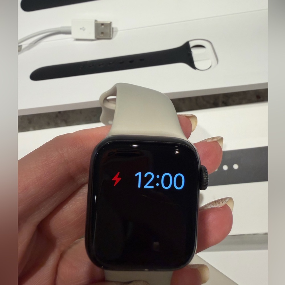 Apple Watch SE 40mm with 2 bands